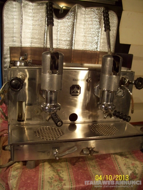 antica macchina da caffè da bar Faema a leva alta vendo