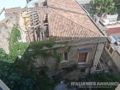 Vendesi intero Fabbricato (anni 60) da ristrutturae su due piani 